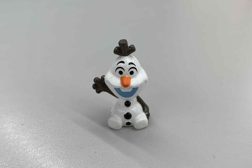 右手を挙げたオラフ1体のバスボムフィギュアの画像