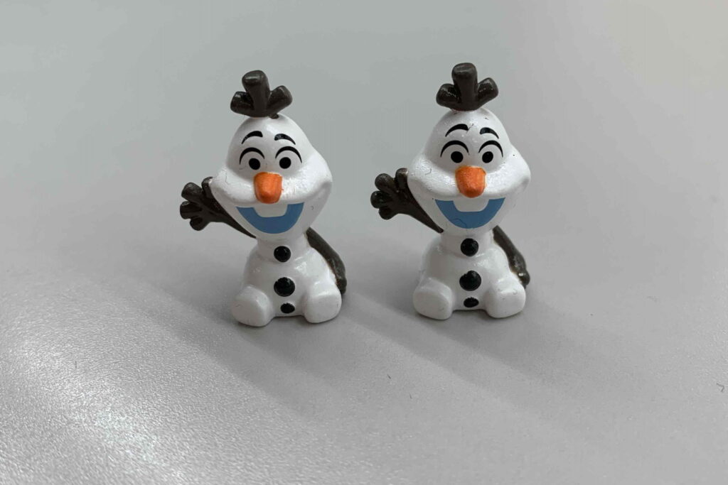 右手を挙げたオラフ2体が横に並んでいる画像