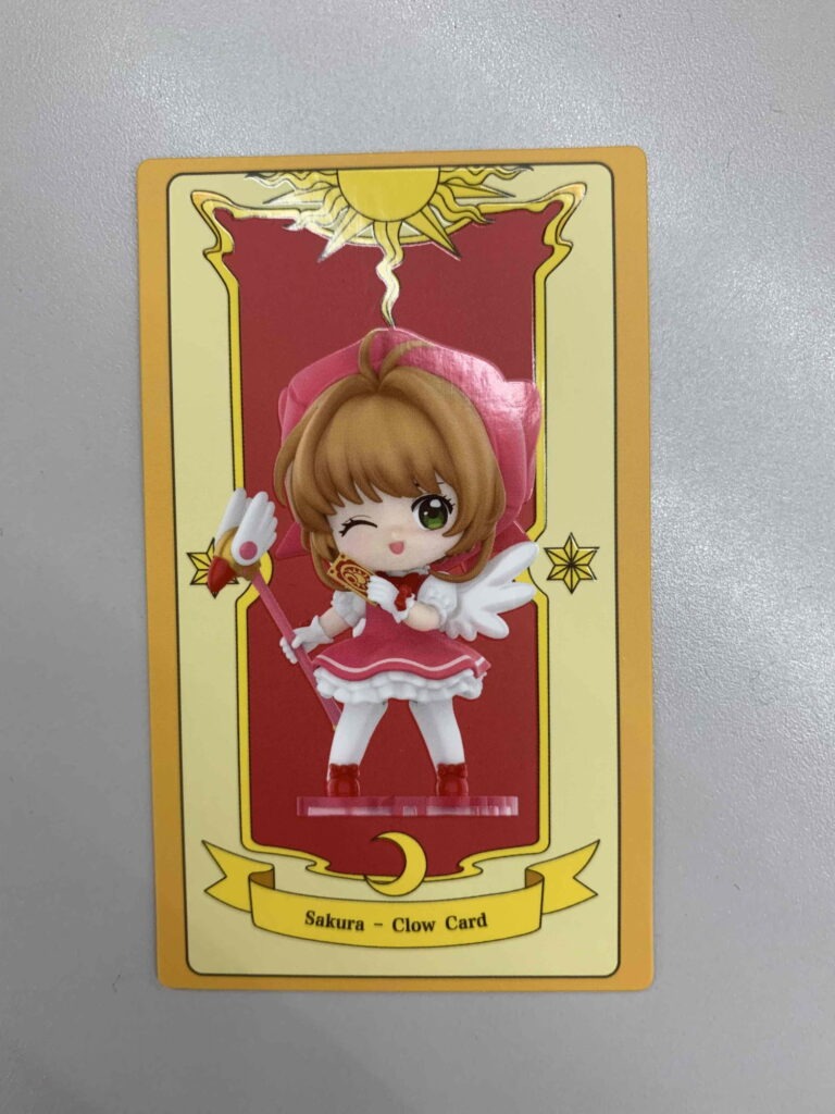 POPMARTカードキャプターさくら クリアカードシリーズの中に入っているカードの画像。カードには該当フィギュアの画像、下部にはSakura- Clow Cardと書かれている。