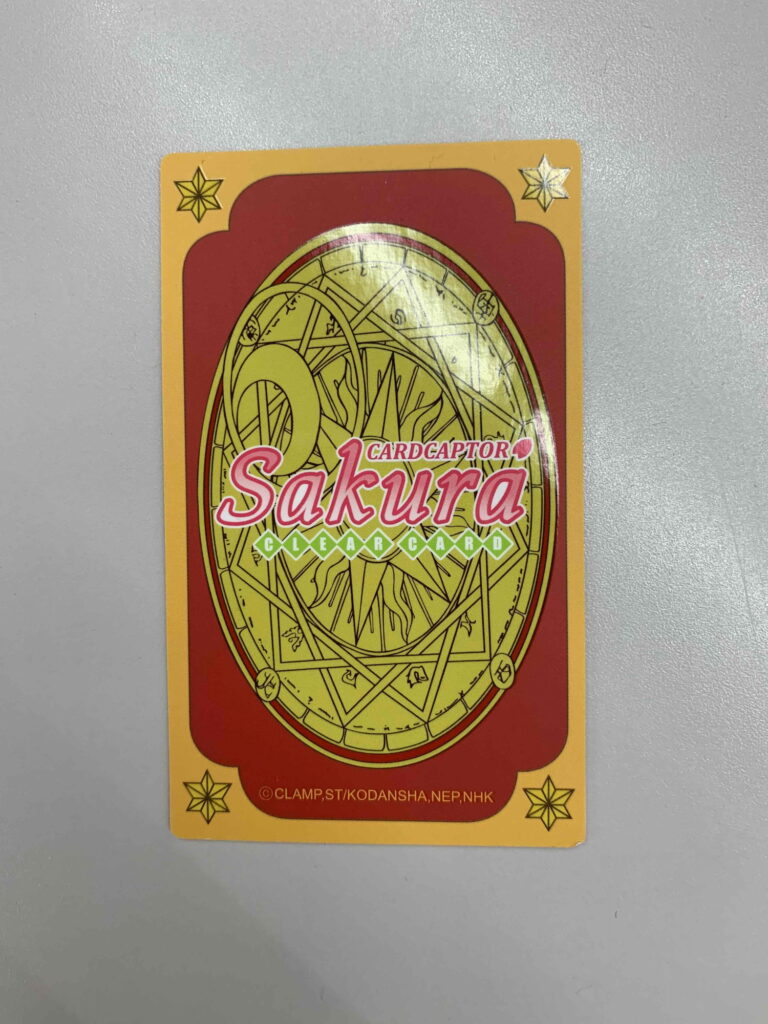 POPMARTカードキャプターさくら クリアカードシリーズの中に入っているカードの裏面の画像。カードには魔法陣があり魔法陣の上にはカードキャプターさくらの文字が書いてある。