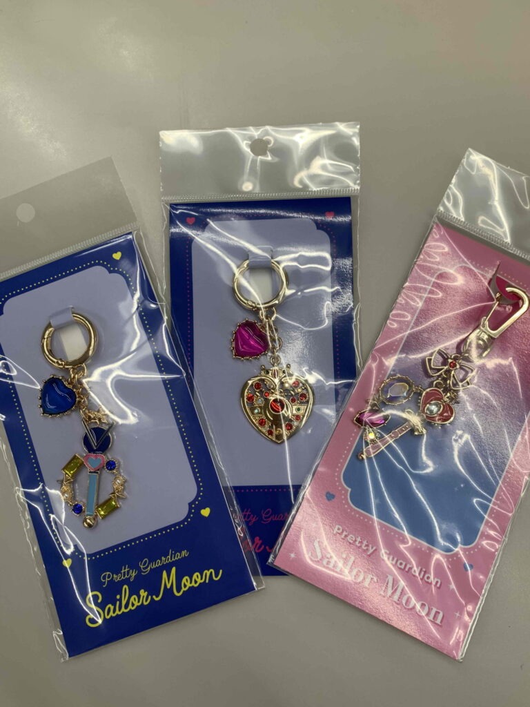 左からバッグチャーム 変身リップロッド(天王はるか)、バッグチャーム コズミックハートコンパクト、バッグチャーム スパイラルハートムーンロッドの商品が映った画像